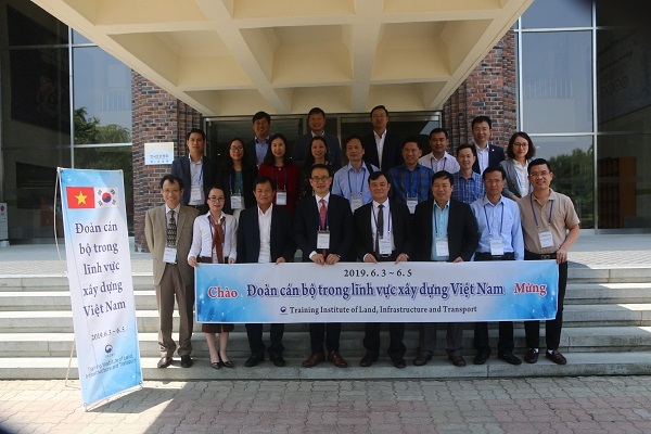 Khảo sát và học tập kinh nghiệm về xây dựng đô thị thông minh và chính sách cải tạo đô thị tại Hàn Quốc