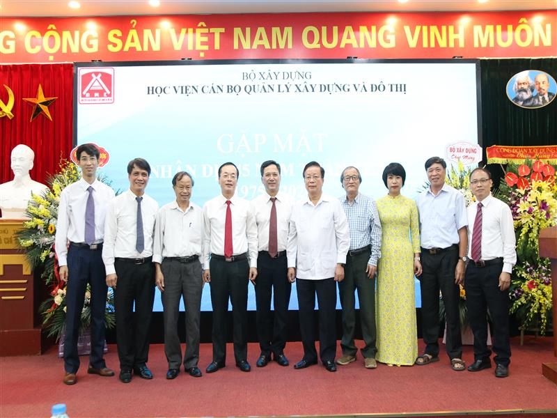 Các đại biểu chụp ảnh lưu niệm tại buổi gặp mặt